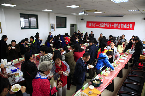 图为全体参与教师在品尝美食