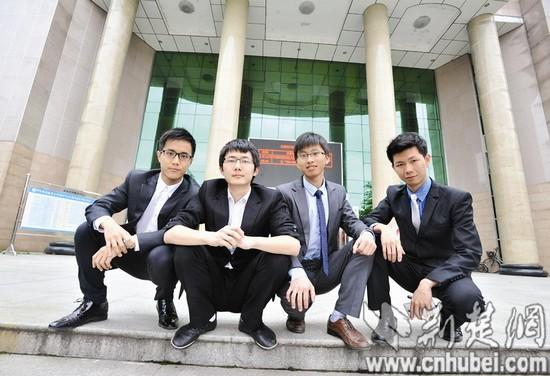 图为：踌躇满志的创业四人组