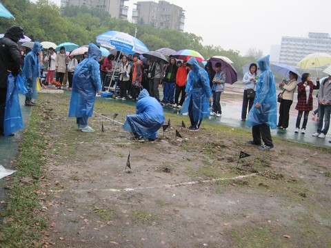 工作人员正在测量成绩