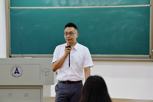 校党委常委、副校长张琦为本科生讲授“培养拔尖创新的财经政法通才”思政课